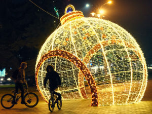 Велика світлова новорічна ялинкова куля Луцьк , Світлові фігури для новорічного оформлення вулиць та територій, Об'ємні світлодіодні фігури з мішурою, Декорація ялинкова куля