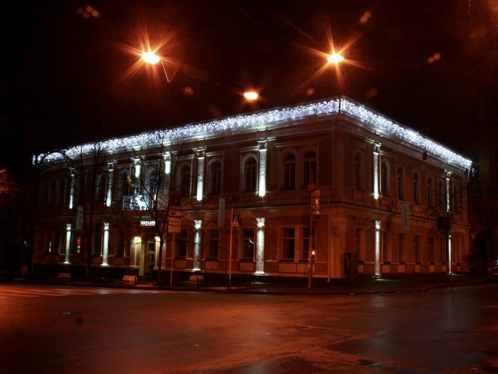 Ілюмінація вуличними гірляндами фасаду головного офісу Oriflame м.Київ