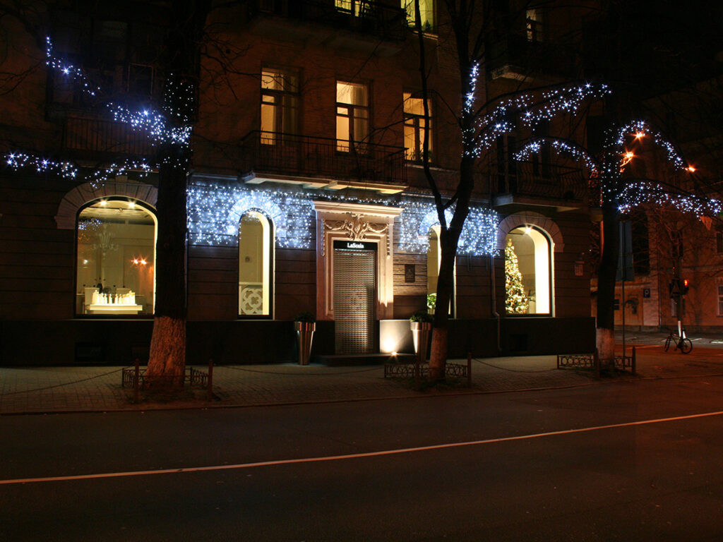 Новорічне оформлення дерев і фасаду магазина LaScala, м.Київ