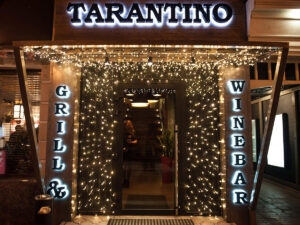 Святкова ілюмінація фасаду ресторану Tarantino м.Київ
