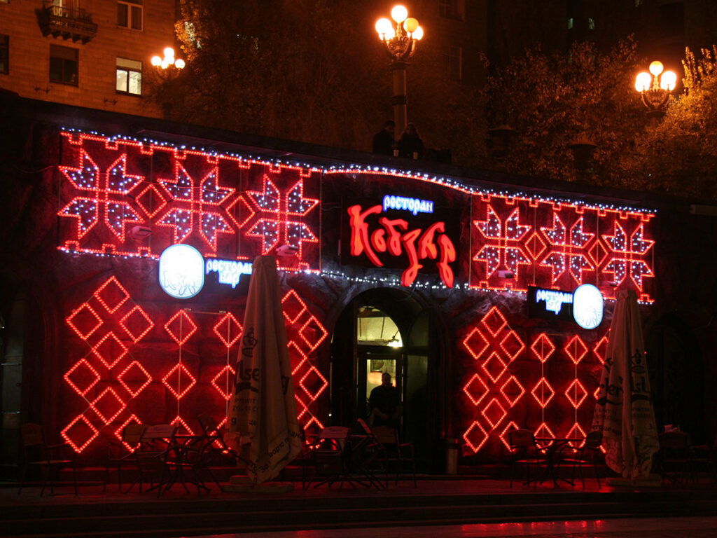 Світлодіодні декорації для фасаду ресторану Кобзар м.Київ, святкова ілюмінація фасаду